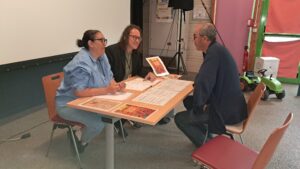 Simulation de forum de l'emploi, des stagiaires discutant autour d'une table avec des fiches métiers