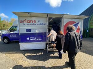 Des participants montent à bord du bus de l’ orientation « Oriane » pour découvrir des dispositifs d’accompagnement.