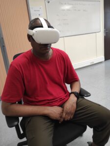 Une personne teste un casque de réalité virtuelle lors d’un atelier - immersion art et culture