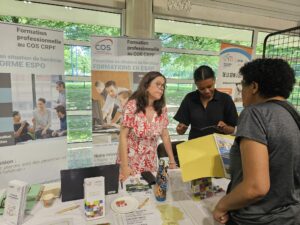 Échange entre visiteurs et professionnels sur le stand du COS CRPF lors d’un forum - L'expertise des professionnels du COS CRPF au service du recrutement inclusif Échange entre visiteurs et professionnels sur le stand du COS CRPF lors d’un forum - L'expertise des professionnels du COS CRPF au service du recrutement inclusif