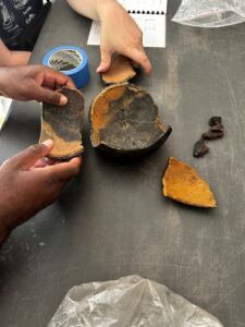 Des participants manipulent et assemblent des fragments de céramique lors d’un atelier de découverte du patrimoine archéologique - apprendre autrement grâce à la culture